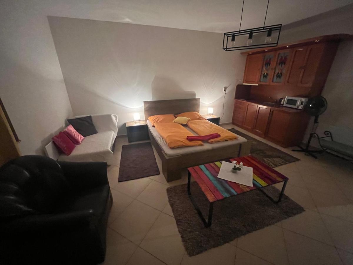 Monelly Apartman Komárno Екстериор снимка